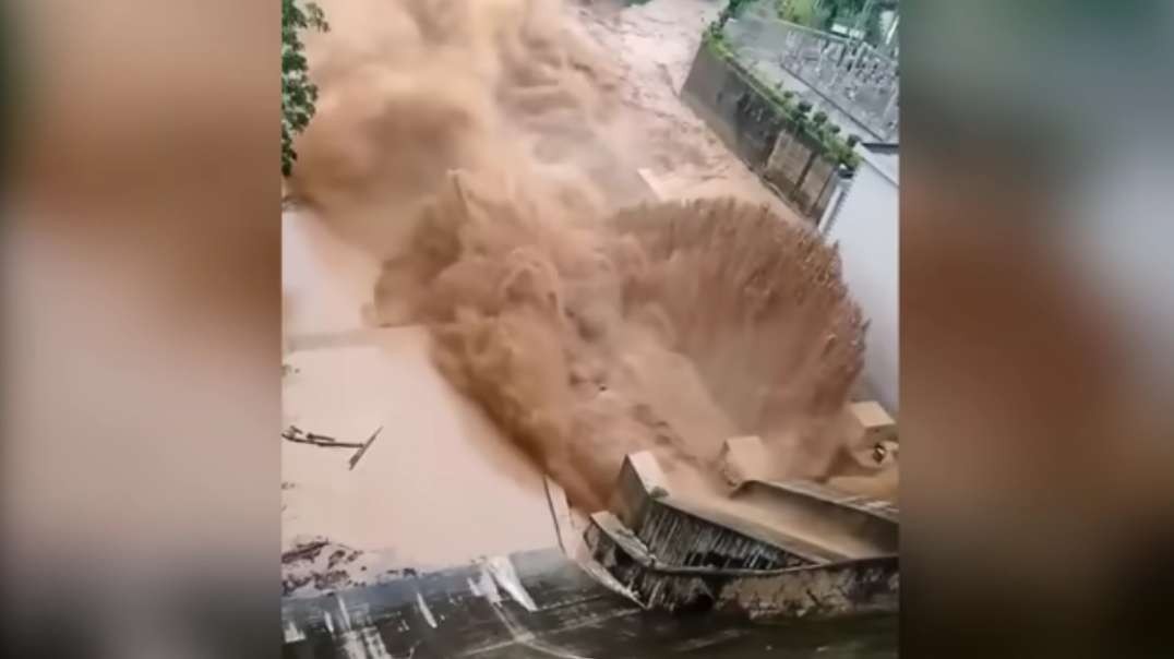 286,000 people are evacuated! Entire cities in China are sinking! Flood in Guang.mp4