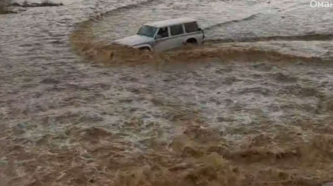 Storm and flooding in the Oman desert on June 14, 2022.mp4