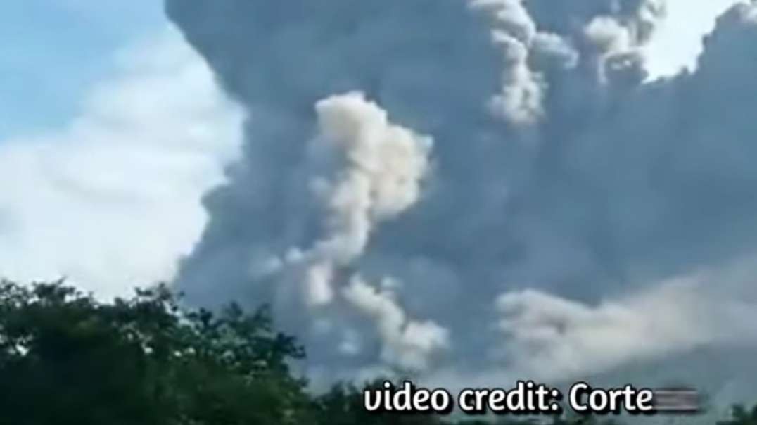 Eruption of the San Cristóbal Volcano in Nicaragua! Spewing 1,500-meter-high ash_low.mp4