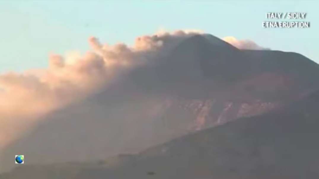 New crack on the slope of Etna, from which lava pours out.mp4