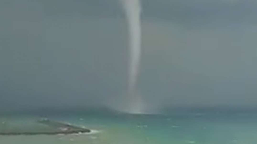 A tornado in Turkey off the coast of the city of Chaykum on June 25, 2022.mp4