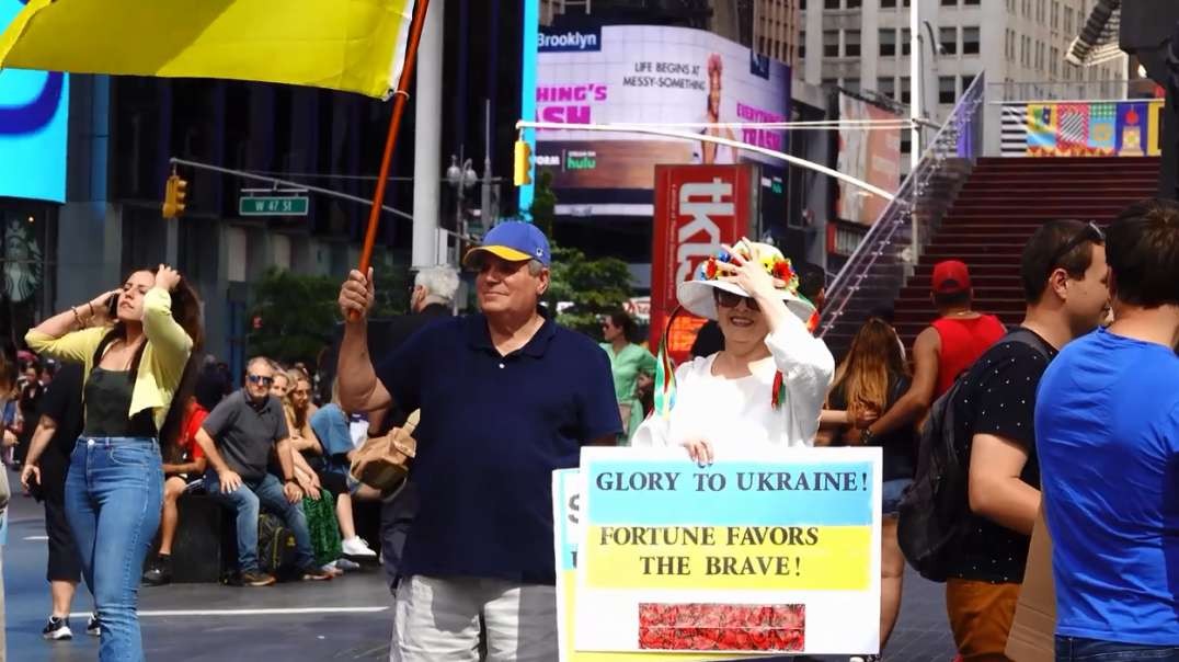 July 9 2022 Trying to Talk to Some NYC Ukrainians in Times Square lincolnkarim.mp4