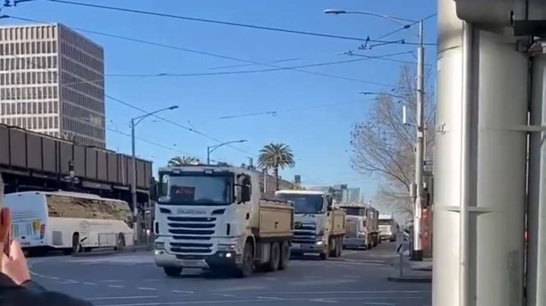 🇦🇺100 trucks rolling into Melbourne’s CBD today en route to Parliament in protest of soaring fuel costs.