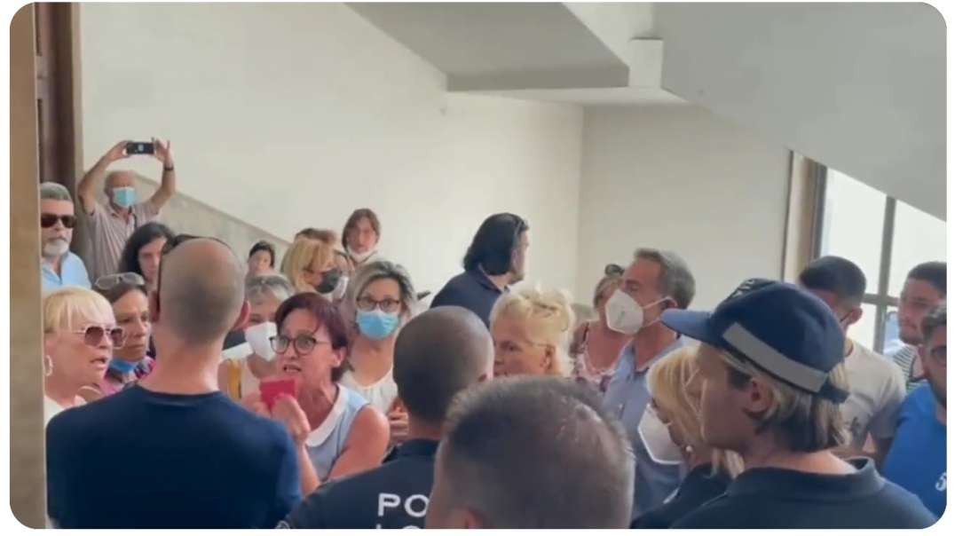 Precarious social health workers storm the municipality in La Spezia after the mayor refused to meet them: "I have no money to buy bread, what is my daughter eating tonight?" In Ita