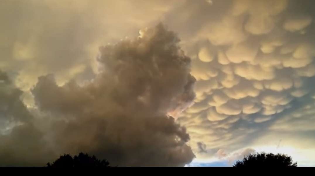 Unprecedented ! Strange mammatus clouds appear in the sky of Ohio, United States