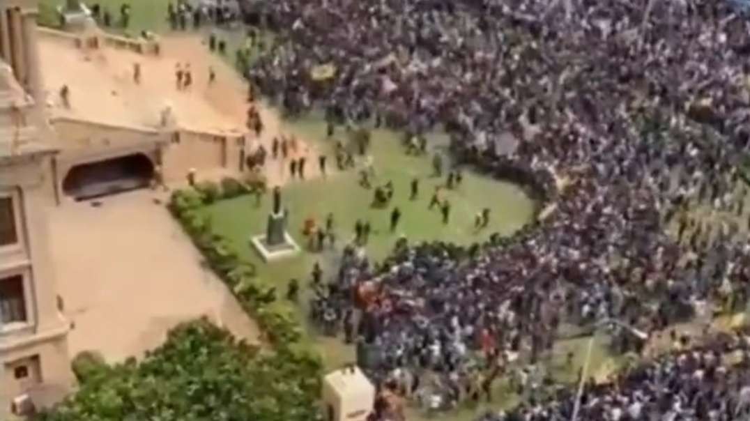 Protesters storm the presidential palace in Sri Lanka's capital.mp4