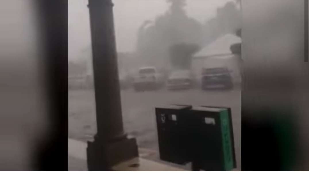 People don't know where to escape! Flooding sweeps away cars in Ciudad Guzmán, M.mp4
