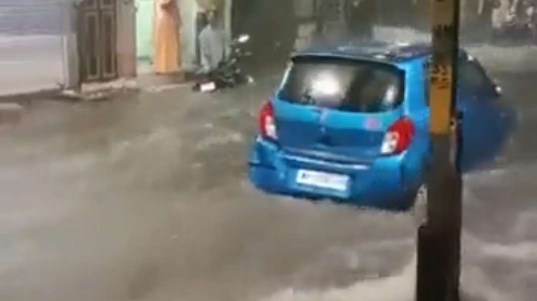 Jodhpur, India flooded after 12 hours of rain. Roads were flooded, cars washed away..mp4