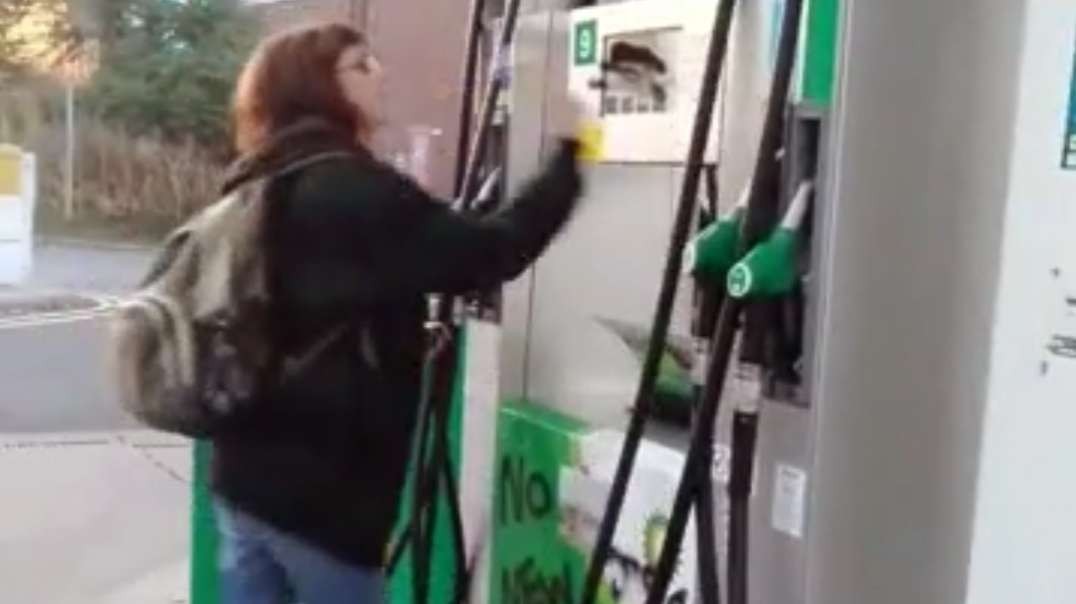 Just Stop Oil eco-mob blockade central London petrol stations, smashing up petrol pumps. .mp4