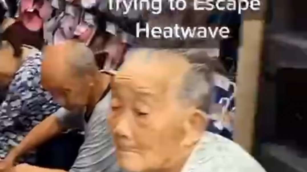 Chinese supermarket packed with elderly people trying to escape heatwave .mp4
