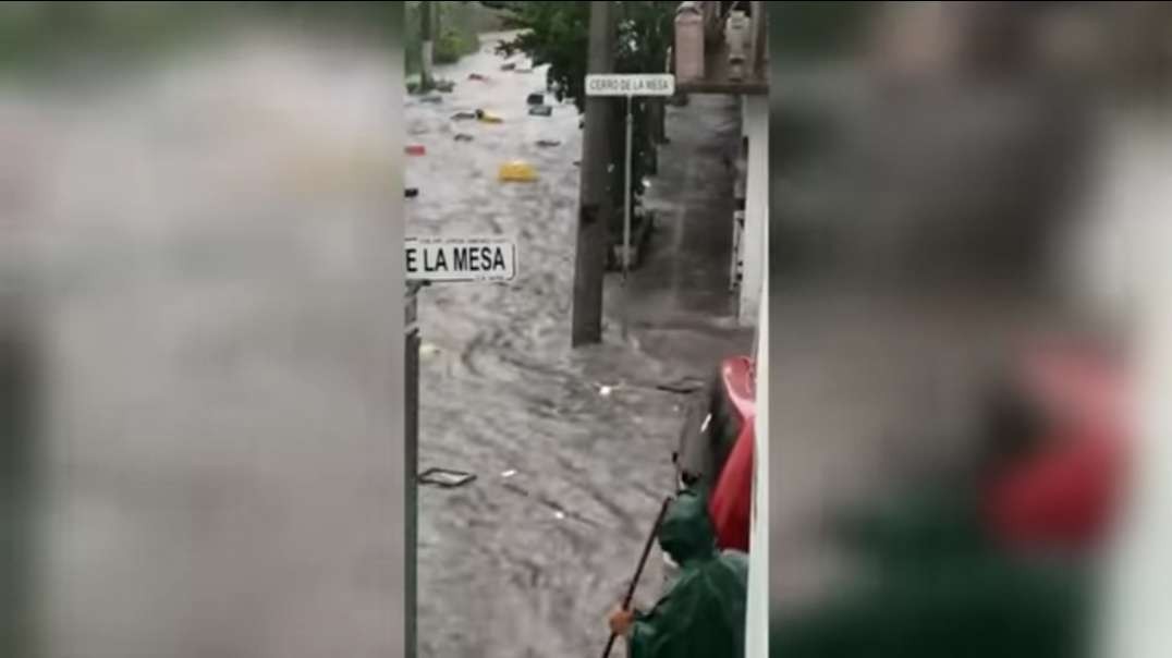 Apocalypse in Mexico! ️️   Great sorrow! Flooding takes people and cars under wa.mp4