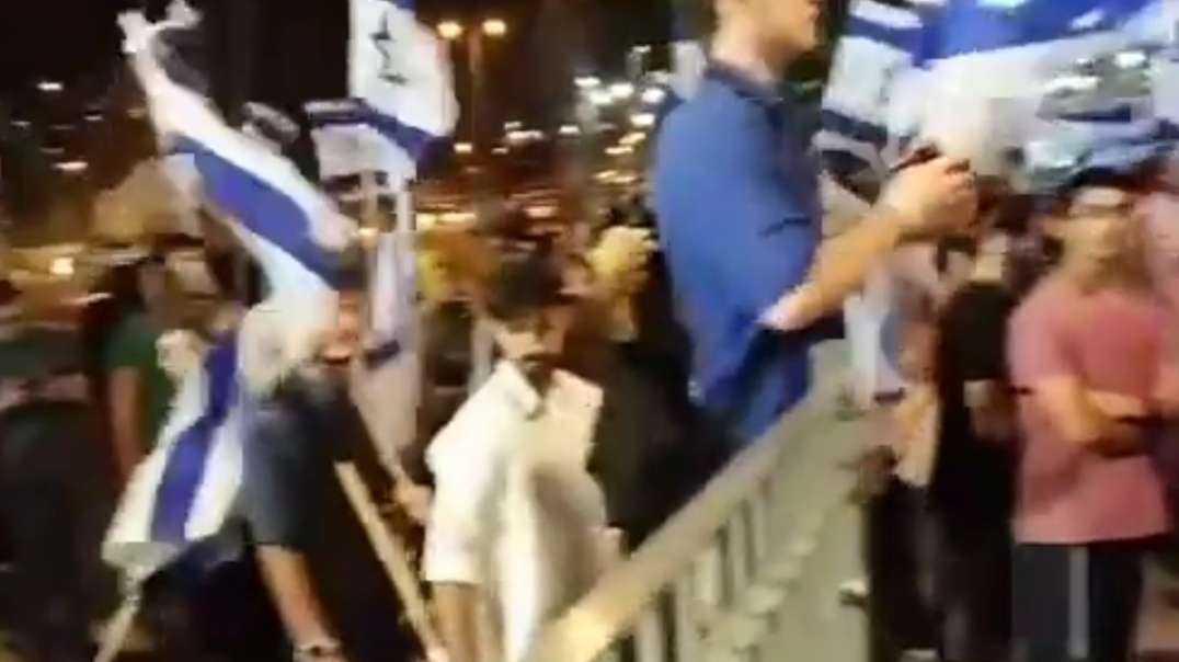 Dozens of Jewish settlers arrived at Bab al-Amud in Jerusalem, in preparation for commemorating the "destruction of the Temple" by storming Al-Aqsa on Sunday morning.