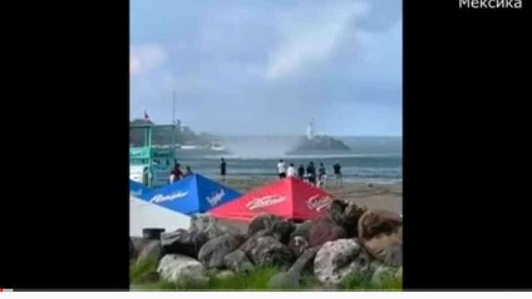 Торнадо в Мексике на пляже поднимает в воздух пляжные зонты, шезлонги и торговые.mp4