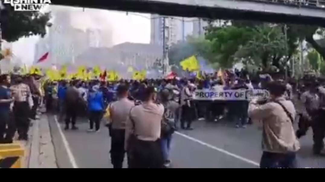 BREAKING- Protests and clashes erupt in Indonesia over high cost of living follo_low.mp4