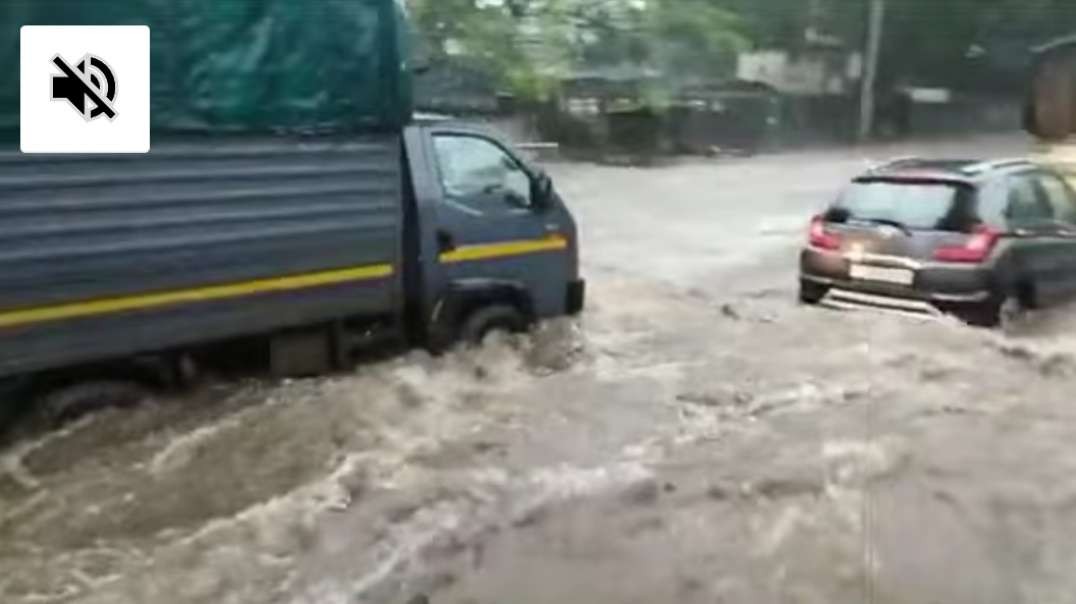 الهند تغرق ! فيضانات مهولة مفاجئة ، تغرق السيارات والشوارع ، بيون ! الهند.mp4