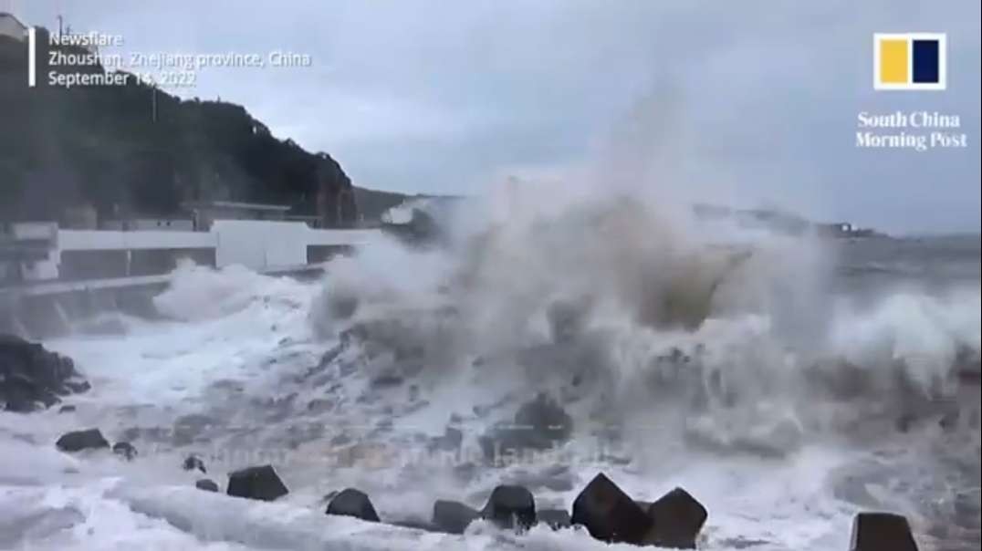 Massive_waves_batter_Chinese_seaside_town_as_Typhoon_Muifa_makes_landfall(360p).mp4