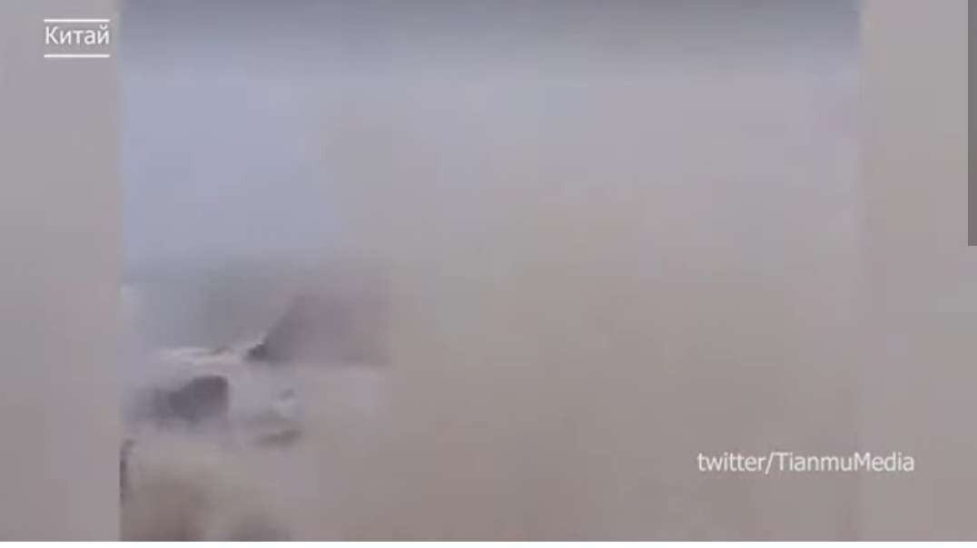 Мощнейший тайфун Муифа обрушился на Китай. Шанхай накрыл шторм. И это ужас- 700 .mp4