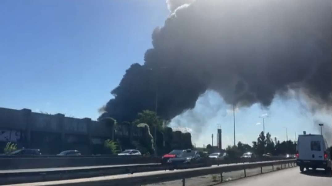 Fire destroys warehouse in one of the world’s biggest produce markets – Paris, France