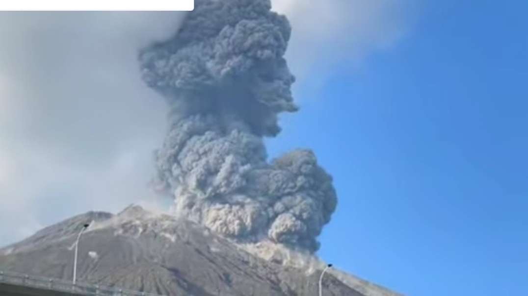 В Японии взрыв вулкана Сакурадзима напугал жителей.mp4
