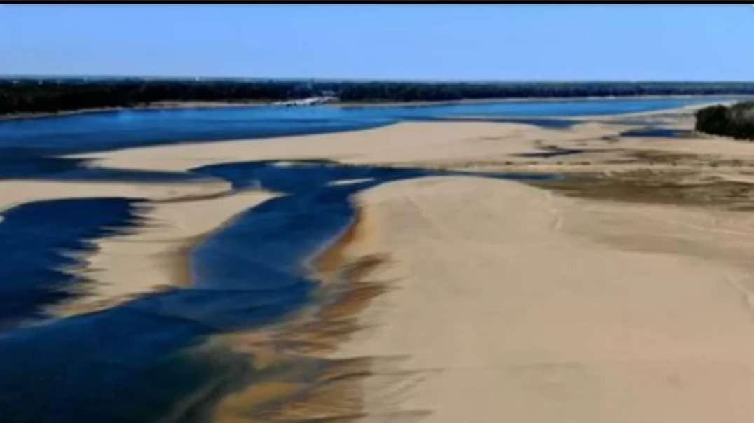 Mississippi River At RECORD LOW! Army Corps Makes Huge Levee to Keep Salt Out .mp4