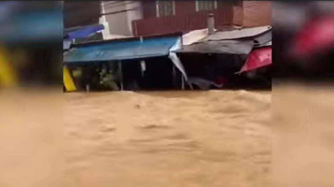 Thailand Becomes The Ocean! Flash Floods & Tropical Waves Hit Bangkok!.mp4