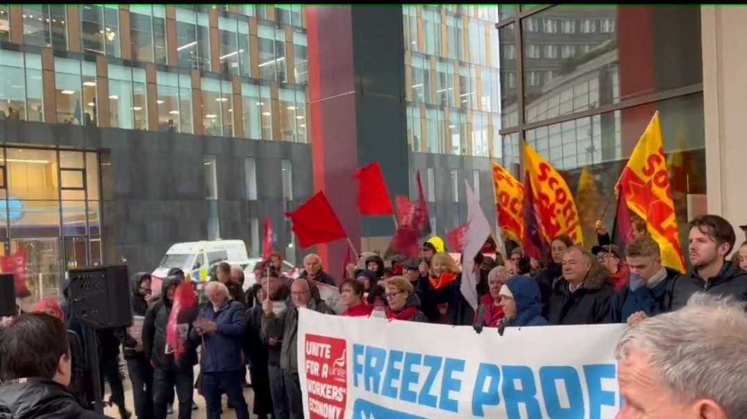 🏴󠁧󠁢󠁳󠁣󠁴󠁿 Glasgow, Protest outside Scottish Power's headquarters in Glasgow. Dozens of workers say they won't be able to pay their own energy bills in the coming months.