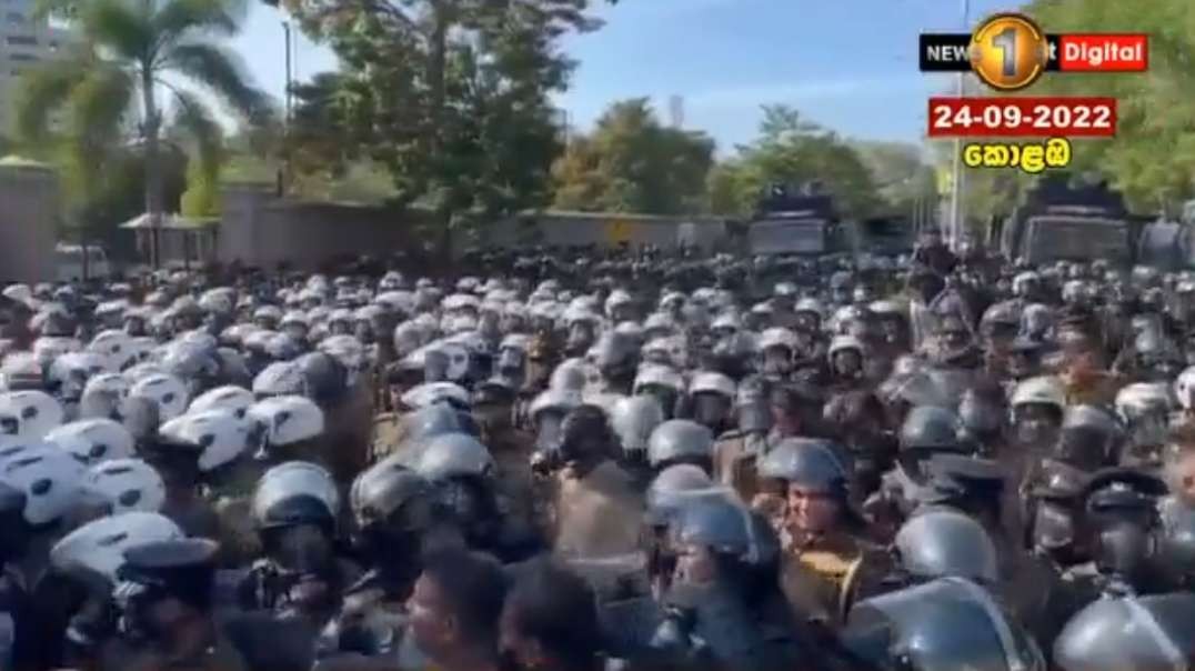 The Sri Lankan police disperse with water cannon and tear gas a demonstration against the government, the deterioration of living conditions and the rise in prices. The new President has been