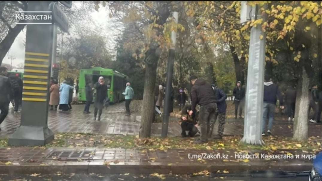 Жесткое столкновение двух автобусов в Казахстане. Видео аварии из Алматы.mp4