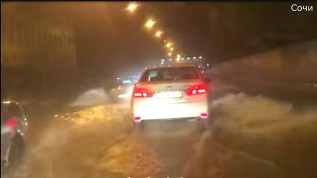 Потоп в Сочи сегодня улицы приевратились в бурные реки_HIGH.mp4