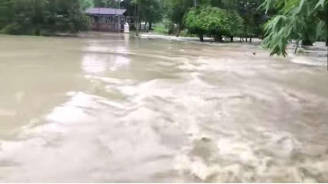 The county is in jeopardy! People seek shelter from the flood in Lampung, Indo_low.mp4