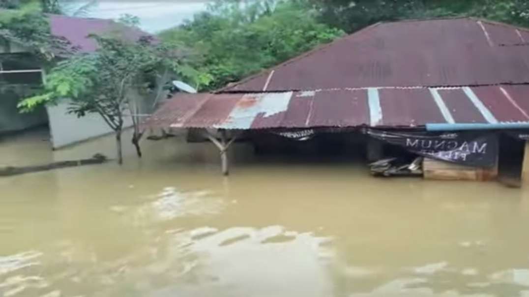 The neck-deep flood drove Aceh to despair! Deluge in Sumatra, Indonesia.mp4