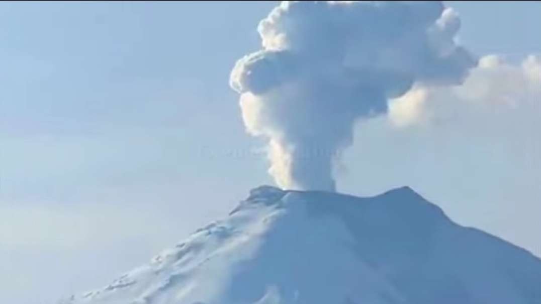 Volcanic threat in South America! Cotopaxi volcano erupts in Ecuador.mp4