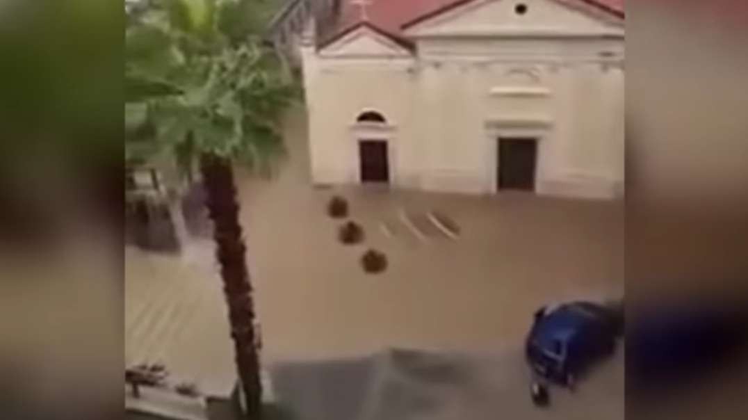 Italy is sinking! Europe was swept by catastrophic floods! Storm in Agropoli.mp4