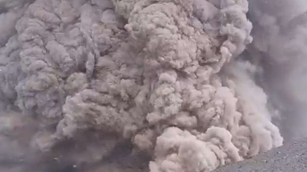 Strong explosion, pyroclastic flows at Lascar volcano, Chile