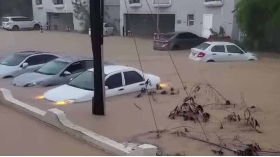 Oman is sinking! The worst flood inundated houses and cars in Muscat.mp4