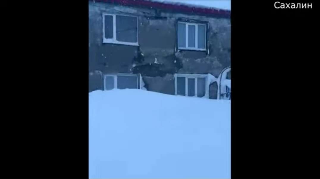 На Сахалине снегопад засыпал двух метровым слоем снега  21 декабря 202. Снежный .mp4
