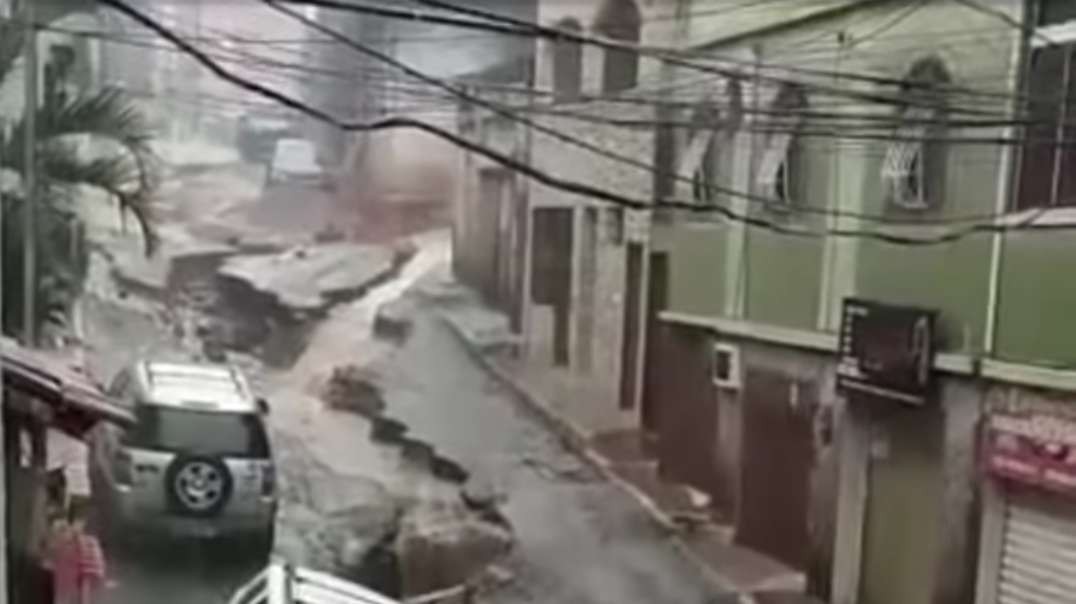 Bridges and roads are destroyed! Flood sweeps everything away in Rio de Janeiro,.mp4