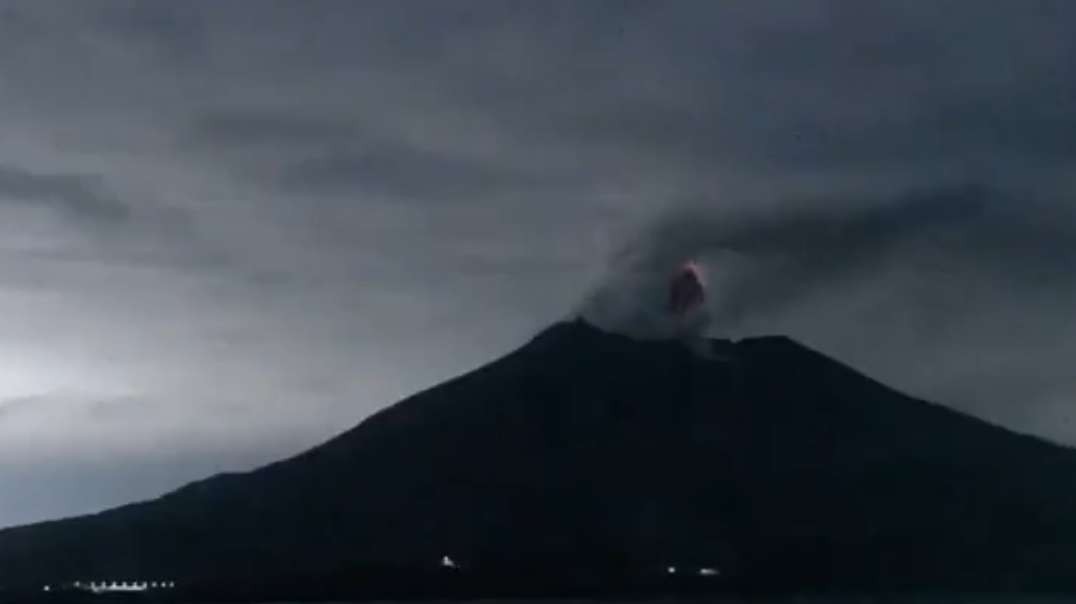Strong explosions with volcanic lightning at Sakurajima, Japan