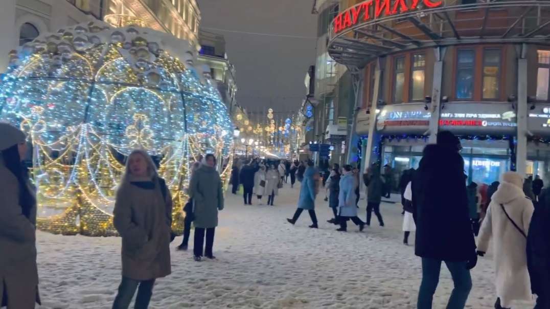 Moscow Russia Jan 6 2023 Merry Christmas In Russia, walking through the streets strollin4k.mp4