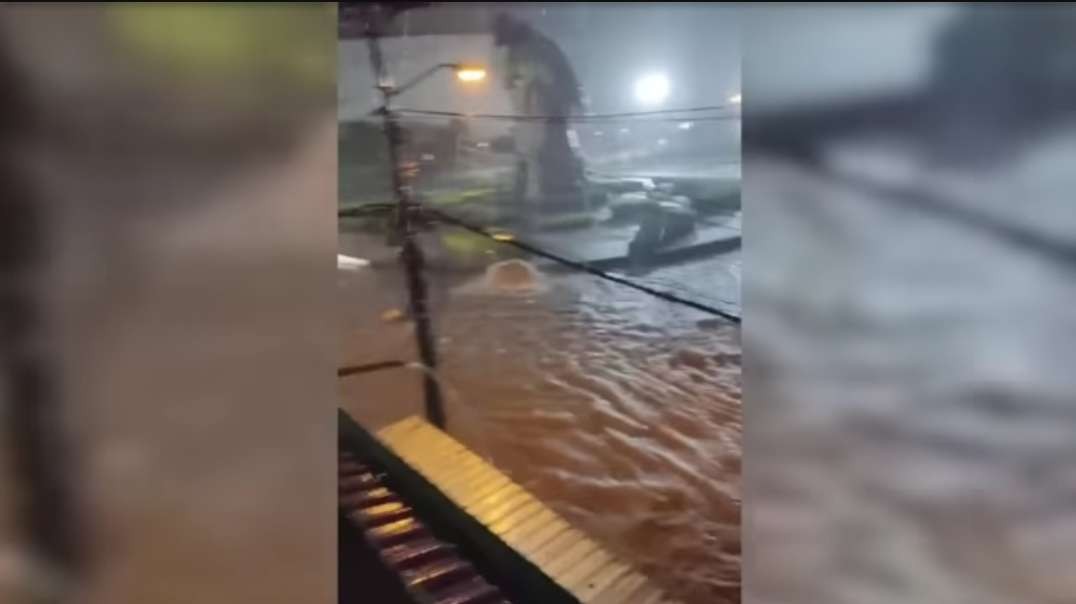 3 minutes ago! Flooding in Grobogan, Indonesia! 100,000 houses under water.mp4