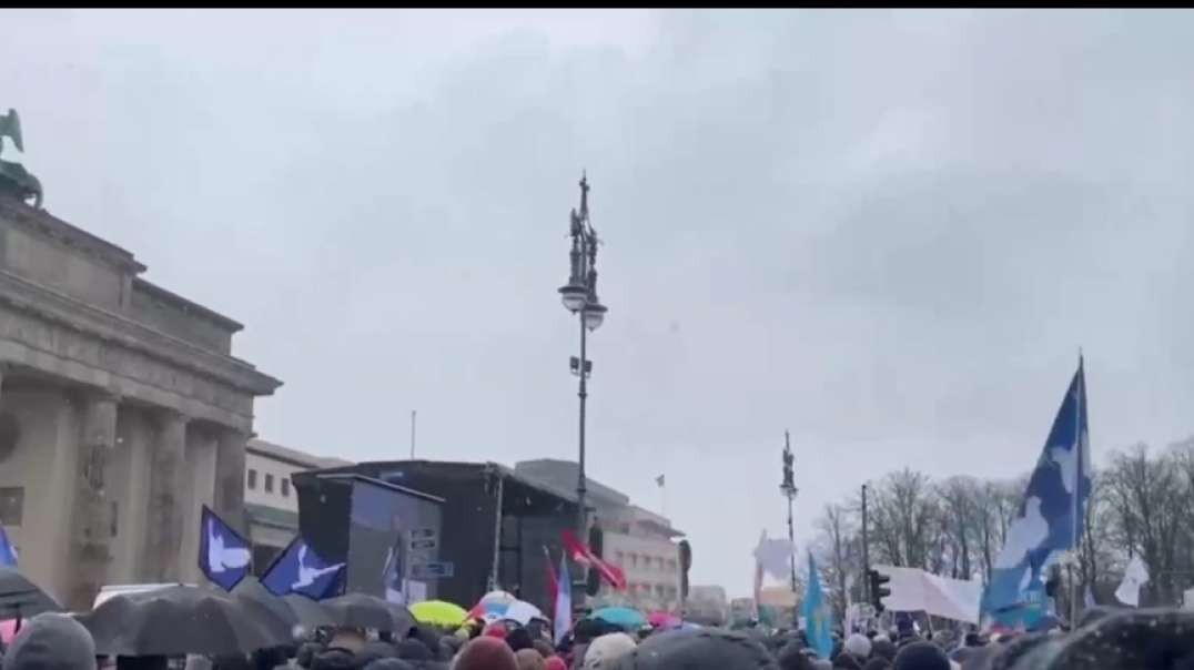 🇩🇪 Also today, thousands of anti-war rallies were held in Berlin demanding to stop supplying weapons to Ukraine and promote a peaceful settlement. They write that more than 40,000 people part