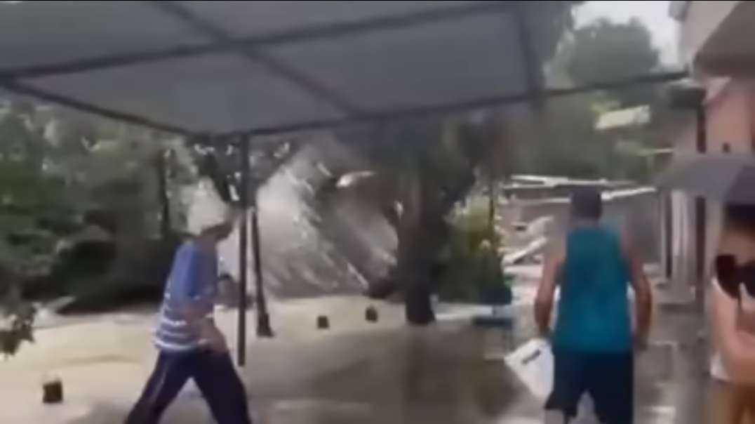 Huge streams of water carry away houses! Brazil is hit by record floods in Manau.mp4