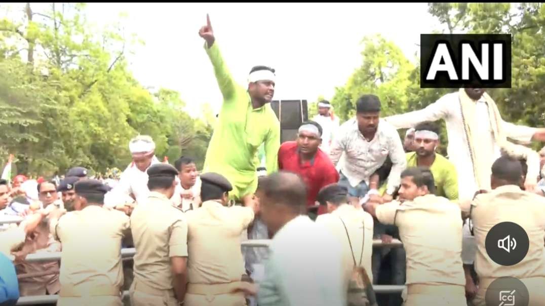 #WATCH | Odisha: Farmers in Bhubaneswar, under the aegis of Navnirman Krushak Sangathan, protested against the State Govt today. They are seeking to roll back the privatisation of electricity