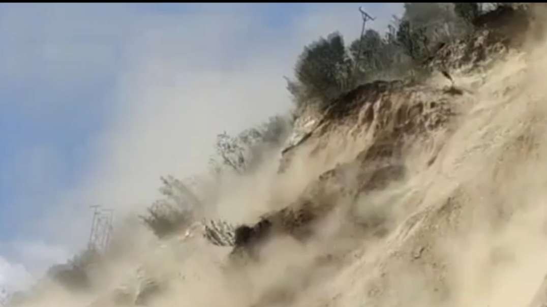 Massive landslide   struck national highway in Ramban.mp4
