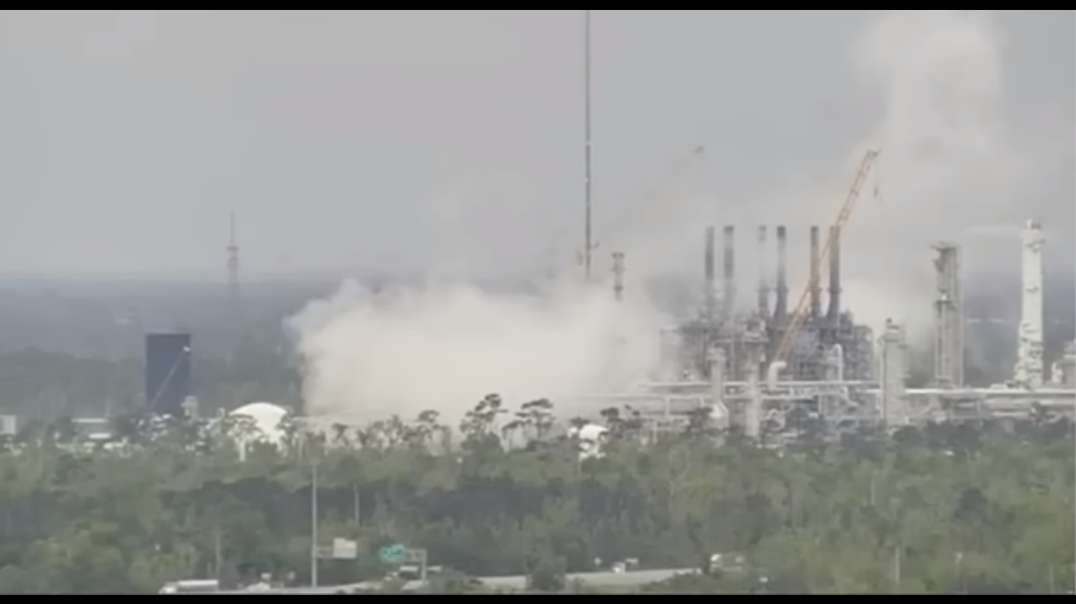 ALERT! Big Chemical Cloud Released Near Biolab In Louisiana, Shelter In Place Is.mp4