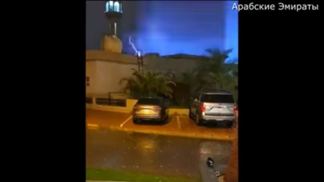 В Кувейте творится безумие! Город разрушен внезапным наводнением.mp4