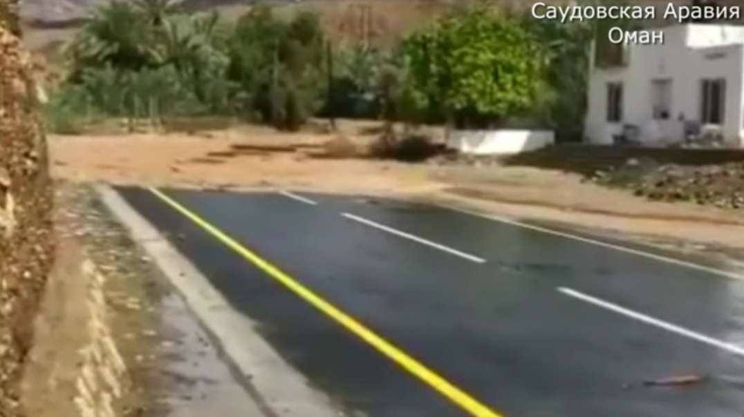 В Омане потоки воды смывают город в пустыне 28 марта 2023.mp4