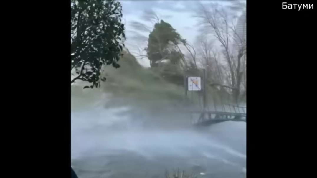 Ураган в Грузии обрушился на Батуми. Ветер скоростью 25 км-ч сдул рекламный щит .mp4