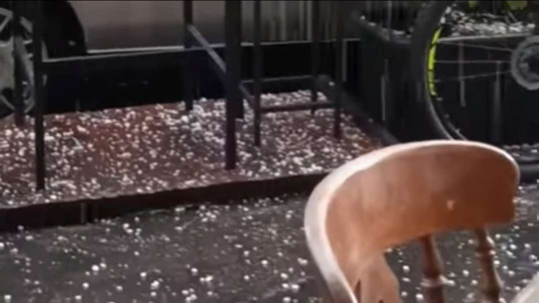 3 minutes ago in Italy ! The sky attacks Rome by terrible hailstorm.mp4
