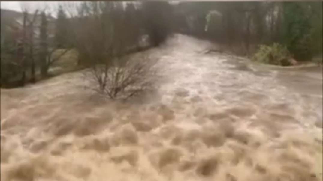 Right nowFlooding has stopped the London Underground! Over 10,000 underwater hom.mp4